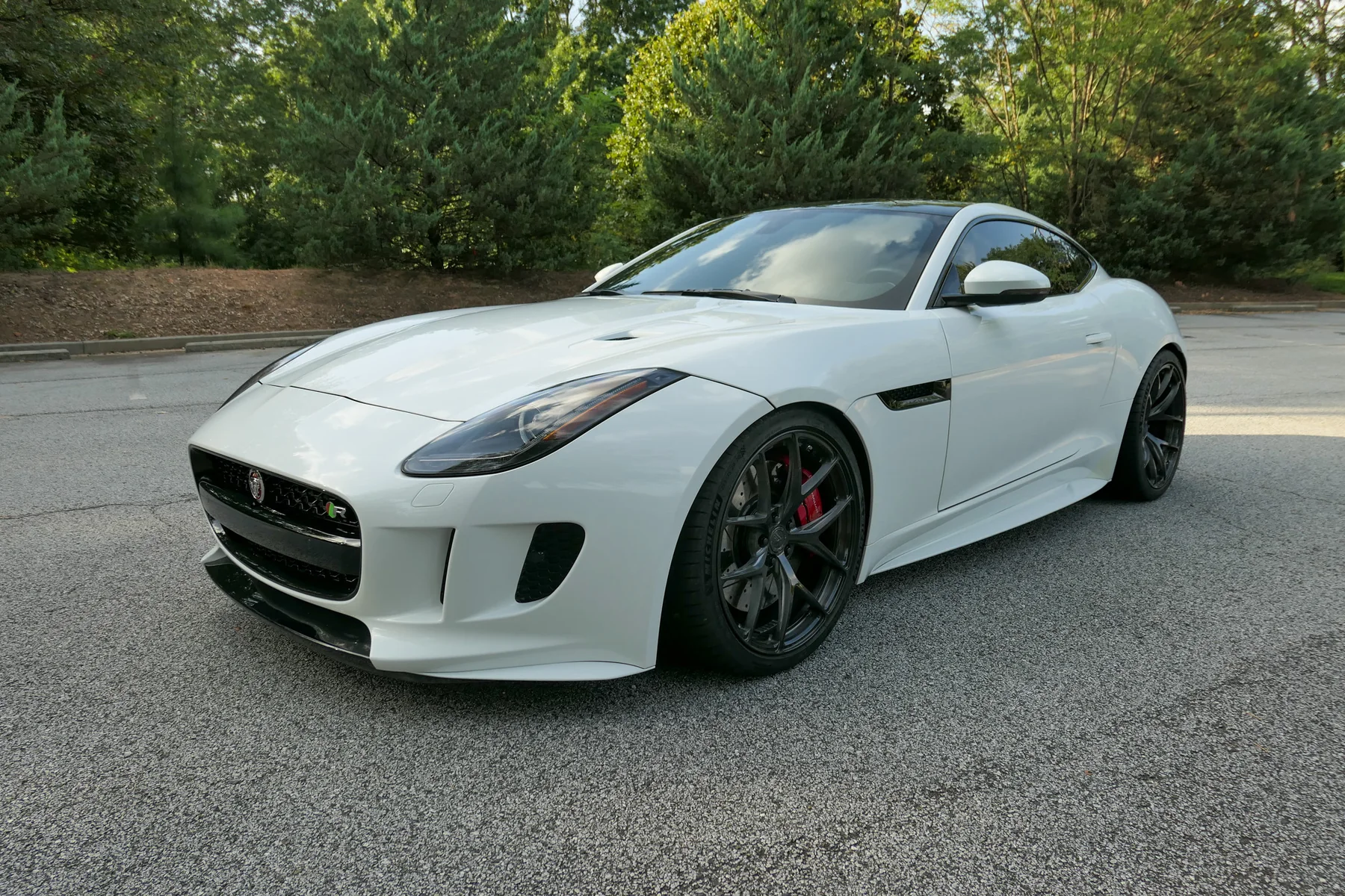 Front three-quarter view of the Polaris White 2016 Jaguar F-Type R