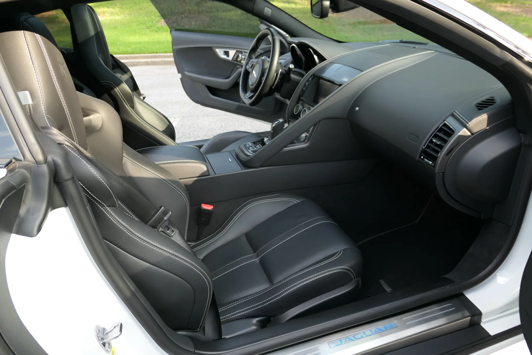 2016 Jaguar F-Type R cabin photograph