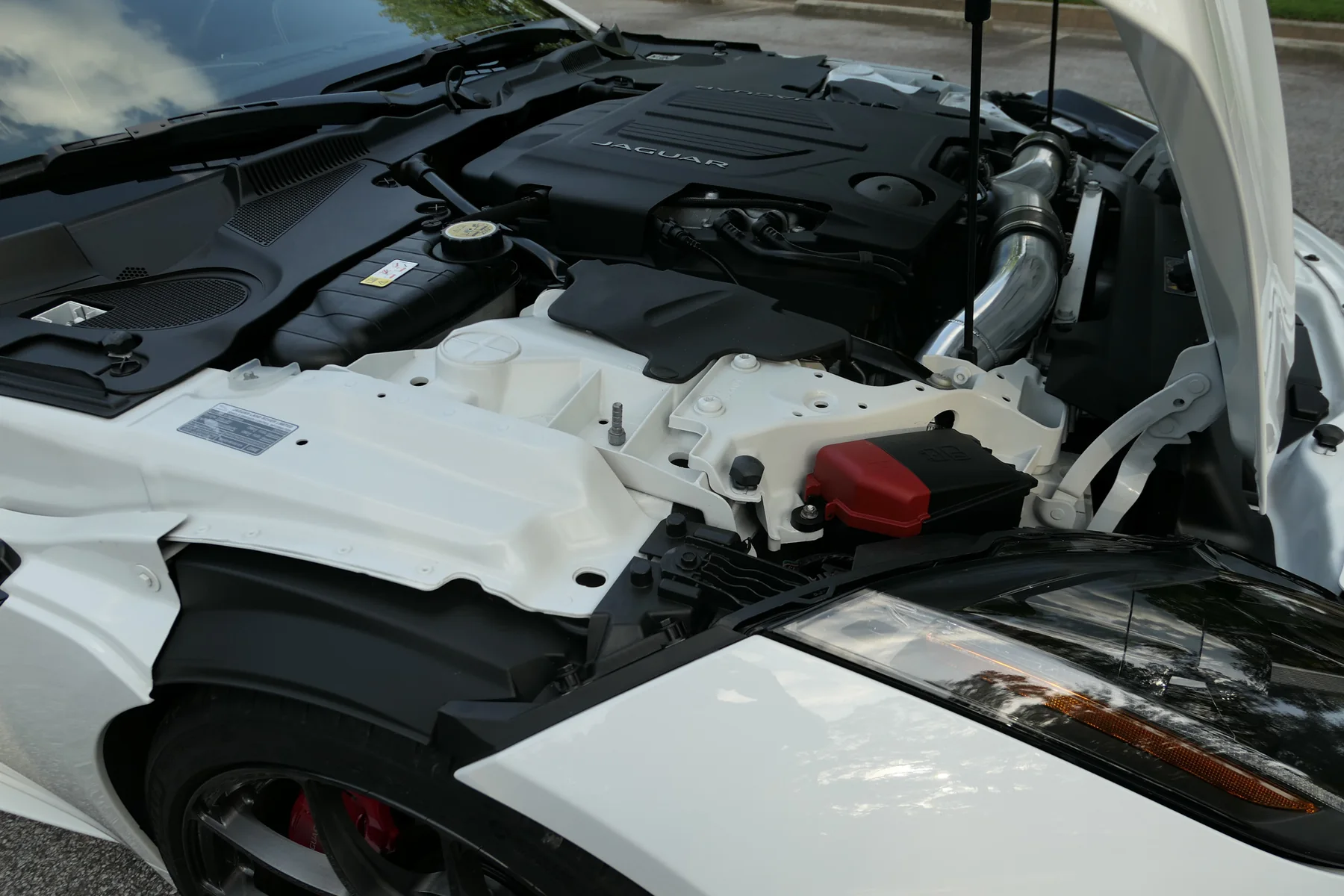 2016 Jaguar F-Type R mechanical photograph